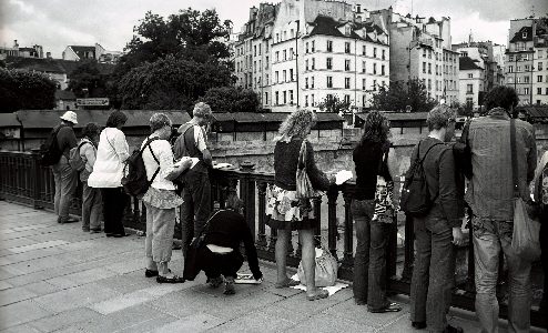 파리 노트르담 대성당 (Cathédrale Notre-Dame de Paris) 인근 다리에서 그림 그리는 사람들